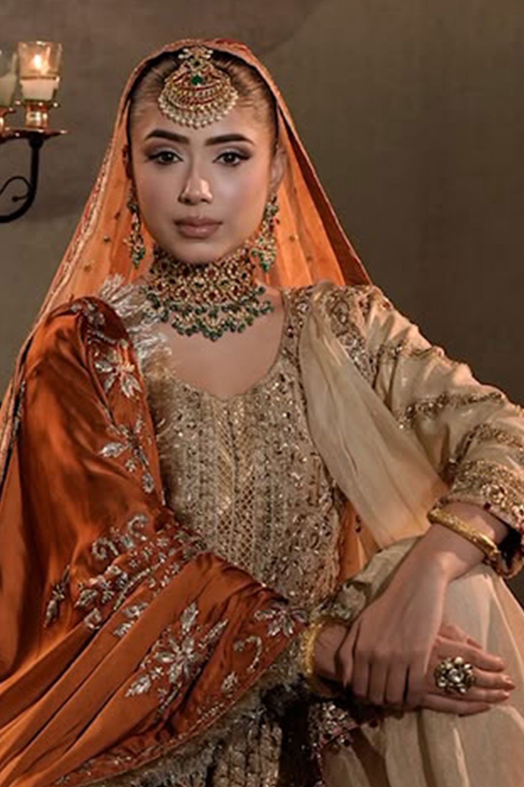 Rust dupatta with a kundan bridal set